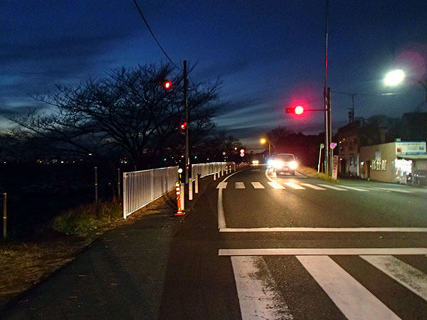 多摩川沿いの道